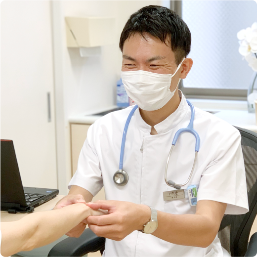 診察を行っている医師の写真